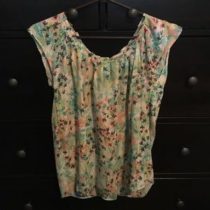Never worn short sleeve Lauren conrad top.