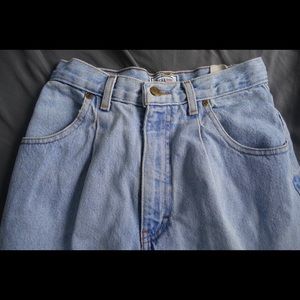 90s style high waisted jeans
