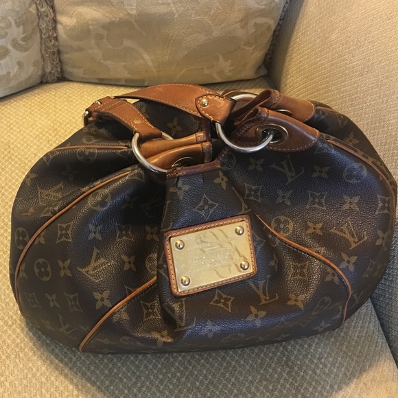 Louis Vuitton Galleria - Picture 1 of 9