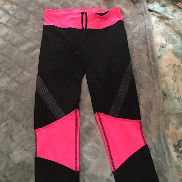 Capri workout pants. Fitted; pink and black