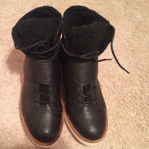 Winter boots/ wedges - Picture 2 of 3