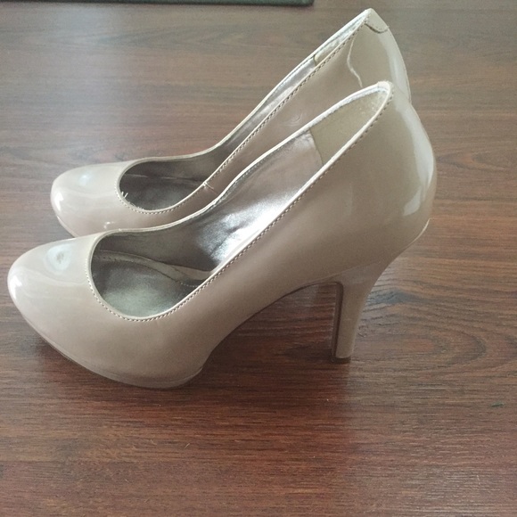 Steve Madden Shoes - Steve Madden Nude Heels