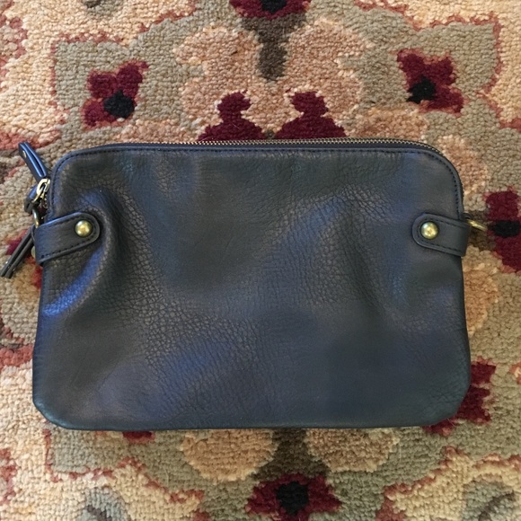:: UO Clutch ::