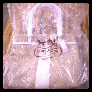 NWT Coach tan and white Purse with emblem