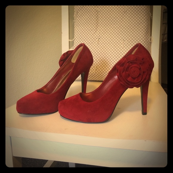 RED PUMPS WITH FLOWER