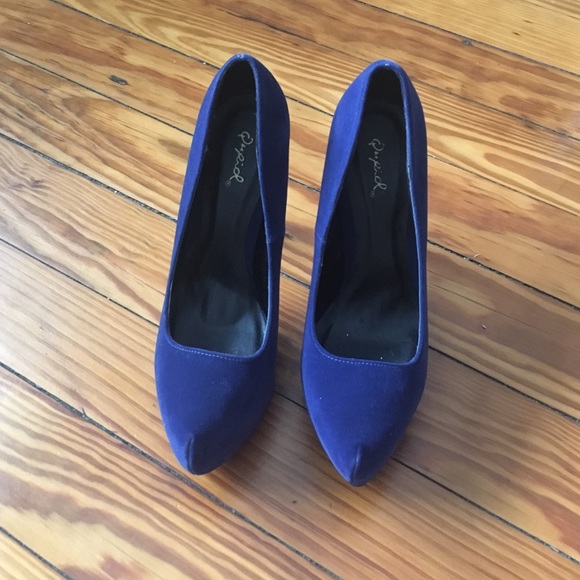 Blue velvet platform pumps