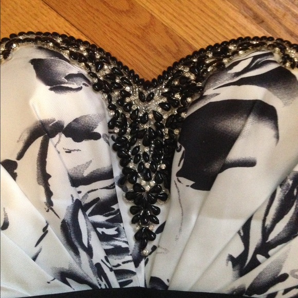 Beautiful black and white homecoming dress - Picture 2 of 4