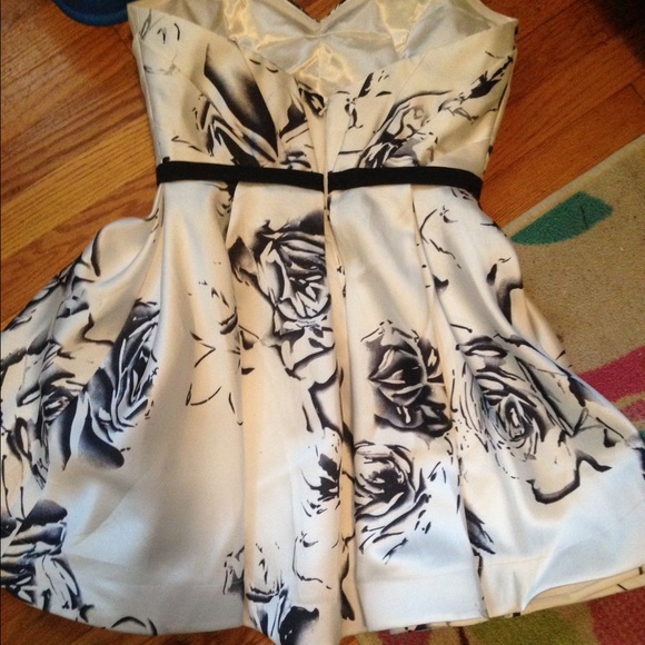 Beautiful black and white homecoming dress - Picture 3 of 4