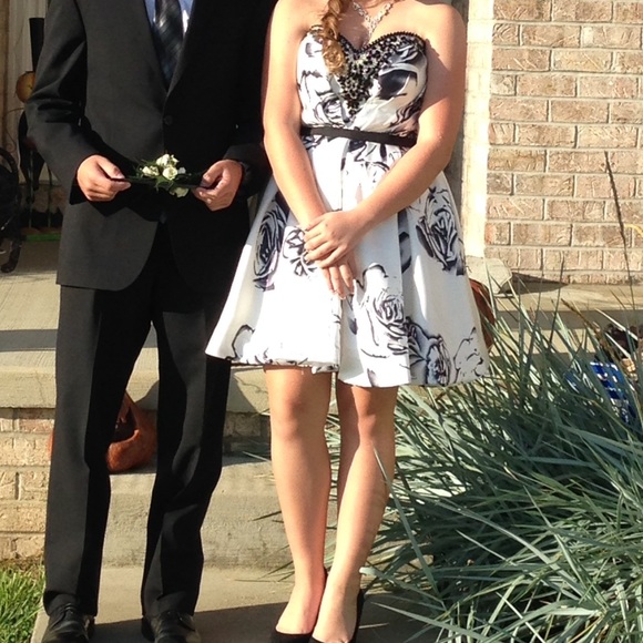 Beautiful black and white homecoming dress - Picture 4 of 4