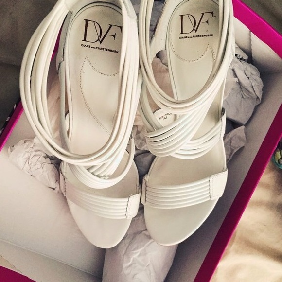 Diane Von Furstenberg white sandals. Sz 10