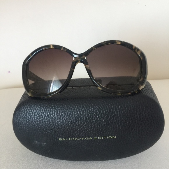 SUPER SALE: 👆🏻Authentic Balenciaga - Picture 2 of 4