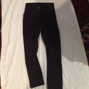 Lululemon black Wunder under hi rise crop! Size 4