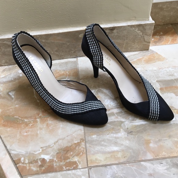 Te Casan - size 8 black satin pumps with ruffle - Picture 2 of 3