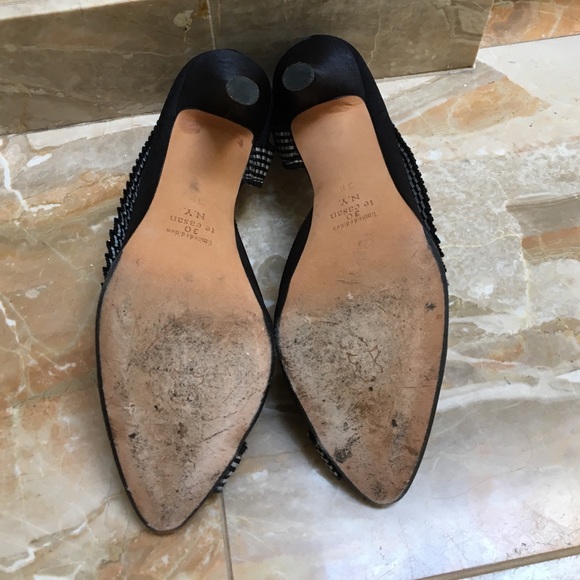 Te Casan - size 8 black satin pumps with ruffle - Picture 3 of 3