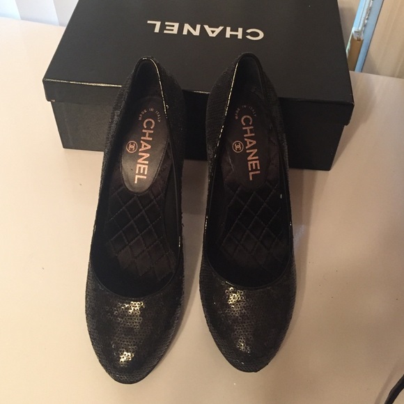 Chanel Black pumps