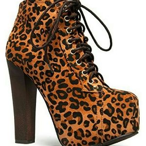 New Sz 8.5 
Breckelle's Britney Leopard Bootie