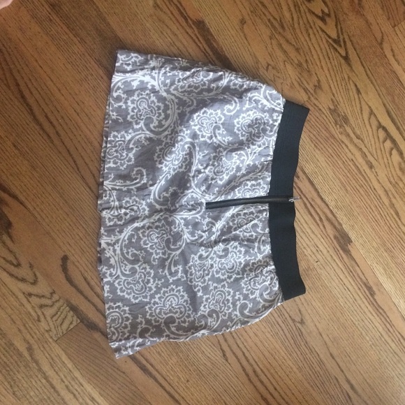 Ann Taylor Loft Gray and White Paisley Skirt. - Picture 2 of 2