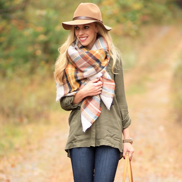 BLANKET SCARF IN MUSTARD - Picture 2 of 3