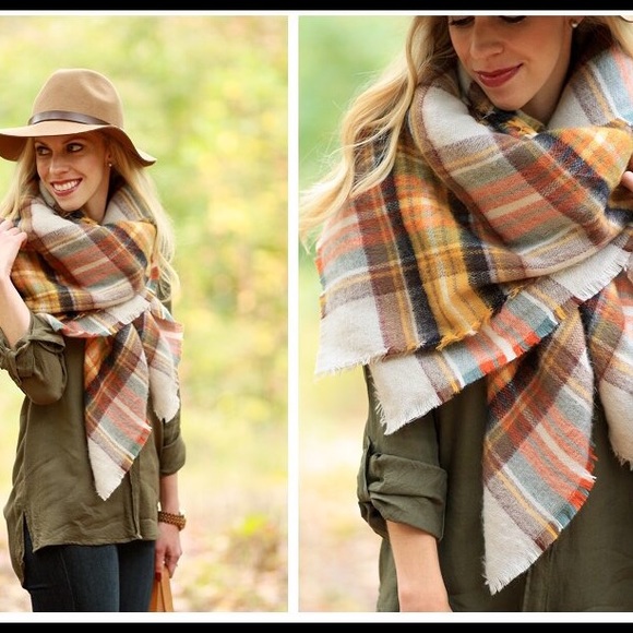 BLANKET SCARF IN MUSTARD - Picture 3 of 3