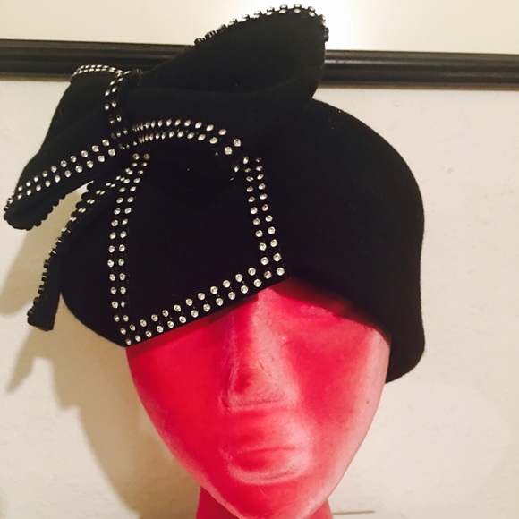 Boutique black wool hat with bow!