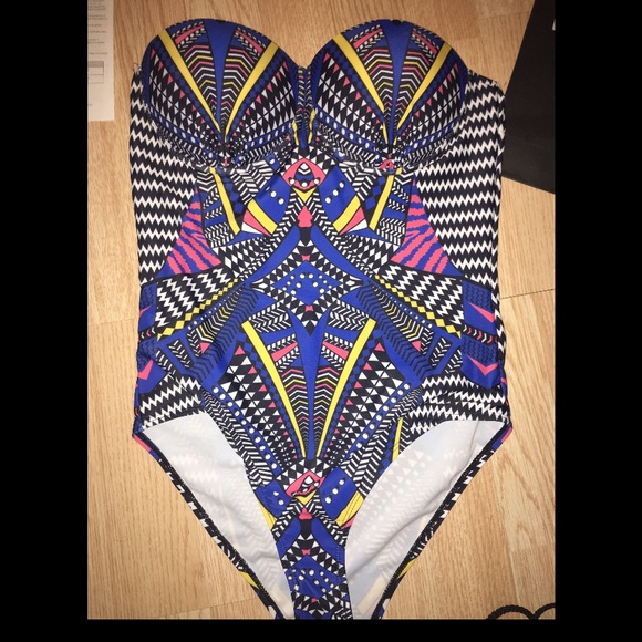 Patterned swimsuit 1 piece. - Picture 1 of 2