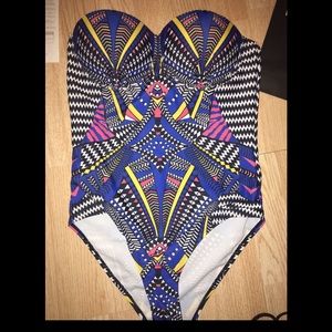 Patterned swimsuit 1 piece.