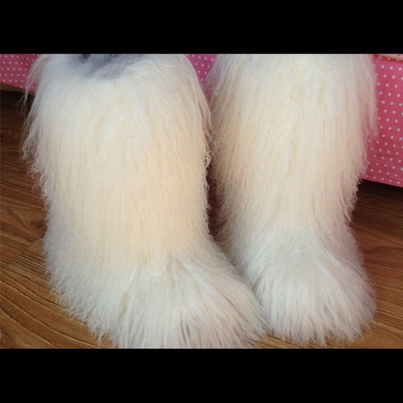 Women Curly plushed sheep fur fuzzy boots Sz 6.5