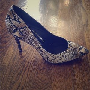 Snake skin heels, Penny loves Kenny