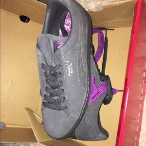Suede pumas