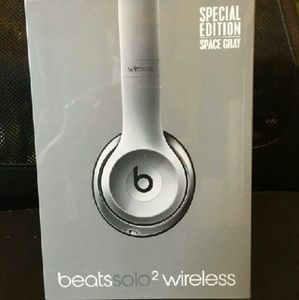 LIMITED EDITION beats solo 2 wireless