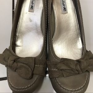 taupe wedge heel w/ suede bow