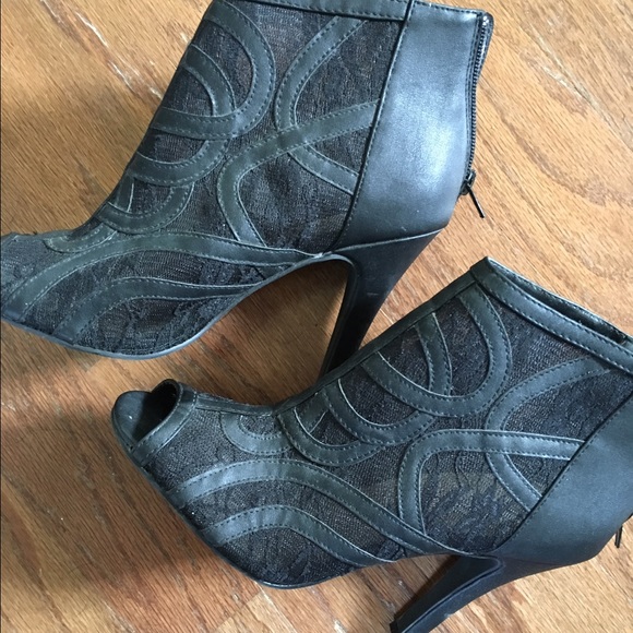 Peep toe bootie