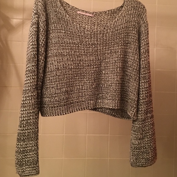 **HOLD** Price drop‼️ rubbish Kinit Crop Top