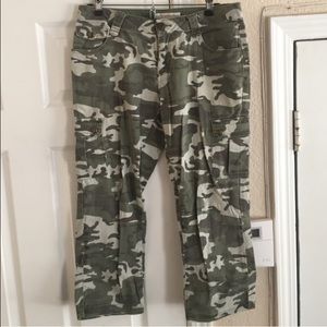 Army Capri