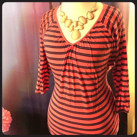 Super cute!! 3/4 sleeve v neck!