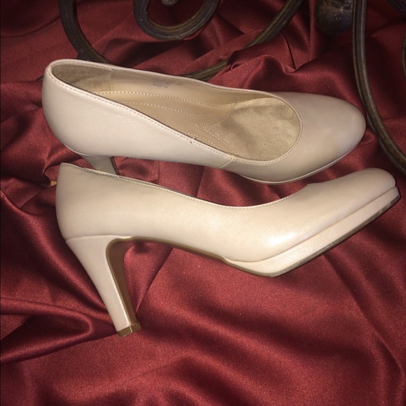 Naturalizer Shoes - Naturalizer "Penny" Nude heels. Size 8.5M-3" heel