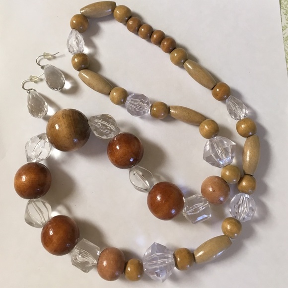 Handmade wooden and clear bead necklace - Picture 11 of 13