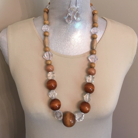 Handmade wooden and clear bead necklace - Picture 10 of 13