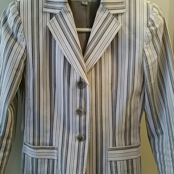 IUC GENTLY USED. EXTREMELY IMPORTANT JACKET! ๐ - Picture 2 of 4