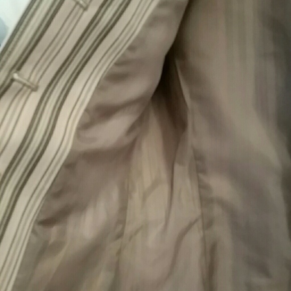 IUC GENTLY USED. EXTREMELY IMPORTANT JACKET! ๐ - Picture 3 of 4