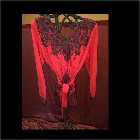 🎀🎀Gifted!! 🎀🎀Beautiful Red and Black tunic top - Picture 4 of 4