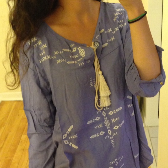 Pretty periwinkle embroidery tassel top - Picture 2 of 2