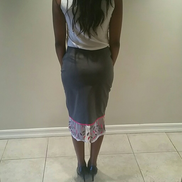 Grey skirt with embroidery - Picture 2 of 4