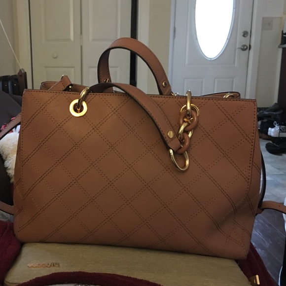 Medium sized hand-bag 👜👛