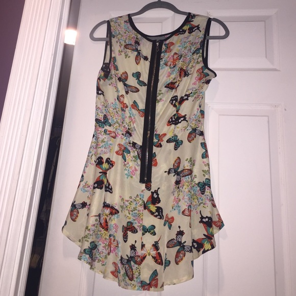 Boohoo Butterfly Print Top - Picture 2 of 3