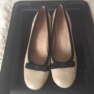 Aerosoles tan and black heels