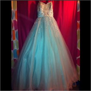 Mac Duggal prom dress