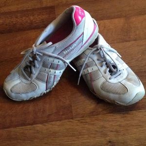 Skecher tennis shoes