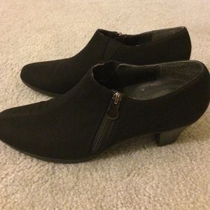 Munro "Taylor" black bootie - size 10