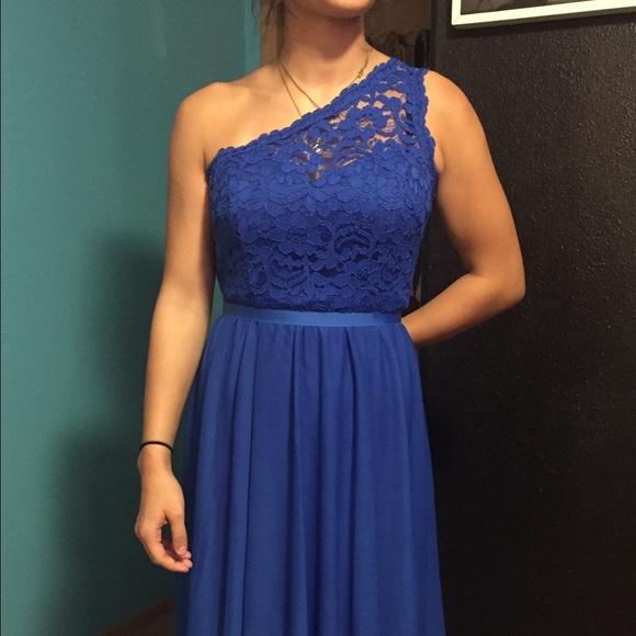 One should dress. Beautiful blue color. Lace top